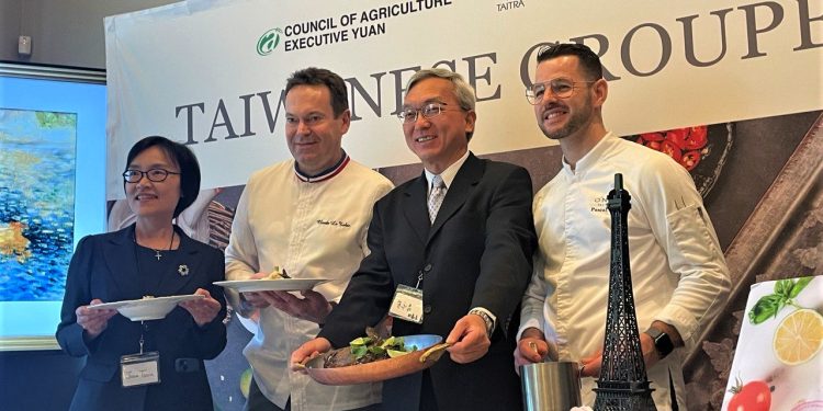米其林星級法國主廚Claude Le Tovic（左2）、駐舊金山辦事處副處長朱永昌（右2）和舊金山台貿中心主任鄒長青（左1）致力於把美味的台灣石斑魚帶到全美。