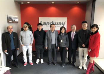 參觀Landway International Corporation的舊金山大學學生吳承翰（左三）認為公司董事長陳陽明（中）在傳統產業的努力與付出令人印象深刻