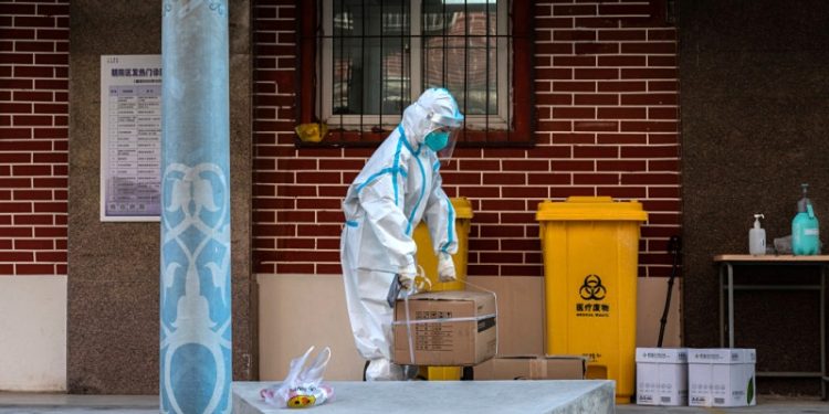 一名中國的白衣防疫人員。（Getty Images）