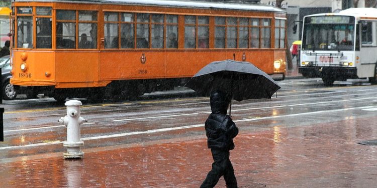 一位孩童正走在雨中的舊金山Market Street。（Getty Images）
