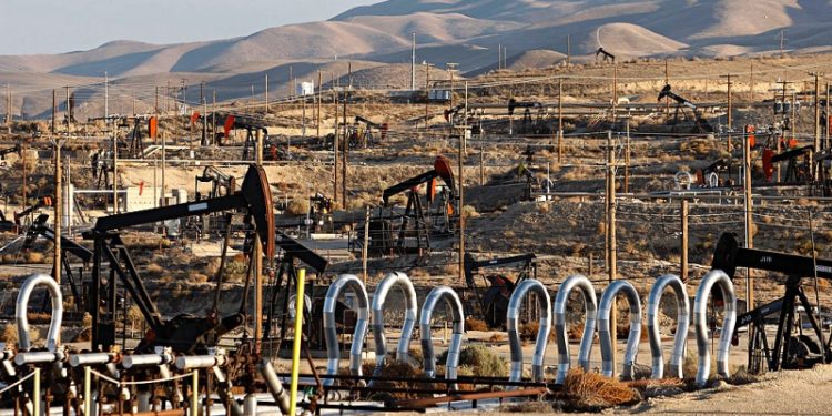 加州的油氣開發井。（Getty Images）