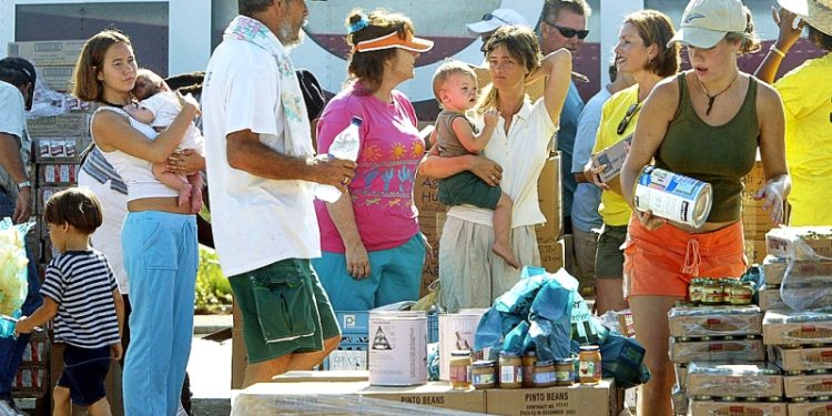 佛州部分移民正在領取救濟品。（Getty Images）
