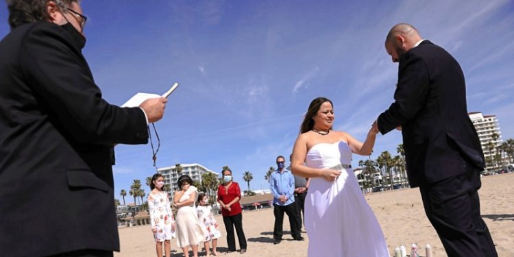 一對新人正在進行結婚儀式。（Getty Images）