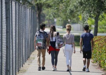 加州7個學區制定政策保護變性學生家長知情權