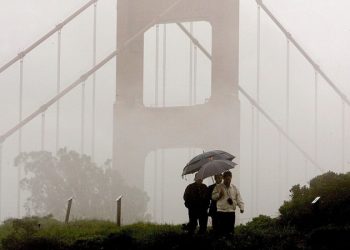 舊金山灣區高溫過後，本週有降雨，海岸線有霧