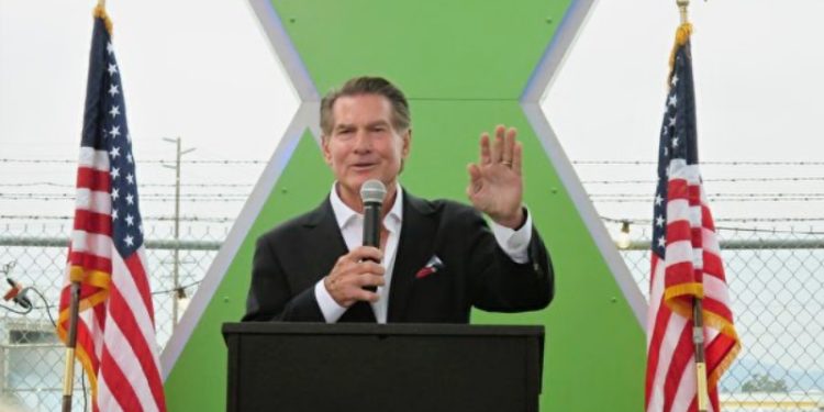 2023年6月14日，美國職棒大聯盟傳奇人物史蒂夫·加維（Steve Garvey）在橙縣共和黨國旗日慶祝集會上演講。（李梅／大紀元）