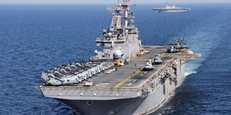 美國海軍的兩棲攻擊艦埃塞克斯號（USS Essex）(LHD 2)，在此服役的美國海軍中士趙文恆承認收受了15,000美元賄賂。 （圖片：Mass Communication Specialist 2nd Class Mark R. Alvarez/U.S. Navy via Getty Images)