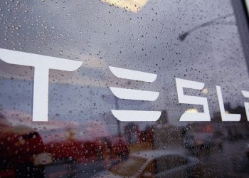 特斯拉Model3中槍100彈，輪胎打爆，以色列車主仍然駕車狂奔數十公里逃逸哈馬斯恐怖分子的追擊