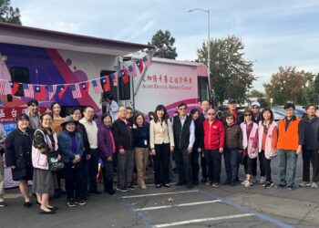 舊金山灣區台灣商會感恩節餐會義工在牙齒義診車前留影