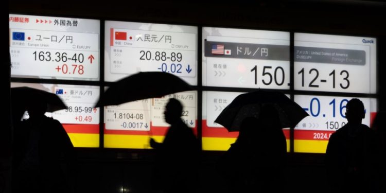 一幅顯示匯率走勢的電子看板。（Getty Images）