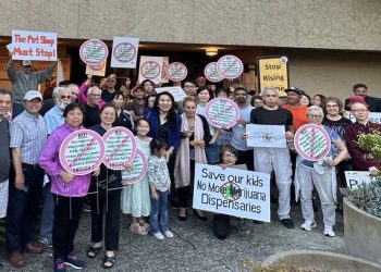 Union City擬開設第三家大麻店 上百各族裔民眾來到市議會表達反對