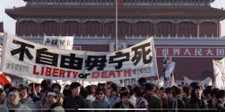 六四天安門事件的歷史鏡頭。