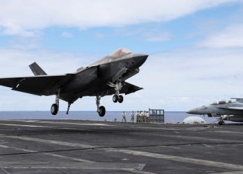 美偵察機飛越台海 中共戰機尾隨 美回應