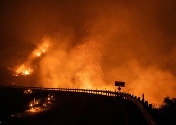 消防人員高溫中與Line Fire奮戰