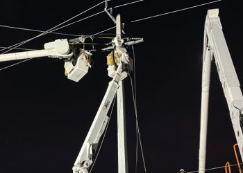 互助更新：颶風米爾頓後，PG&E 工作人員在佛羅裡達州中部進行修復工作