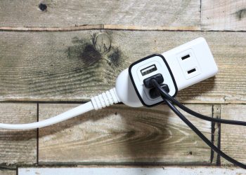 PG&E 可能從週二晚間開始主動關閉 17 個縣和 3 個部落地區約 15,000 名客戶的安全電源