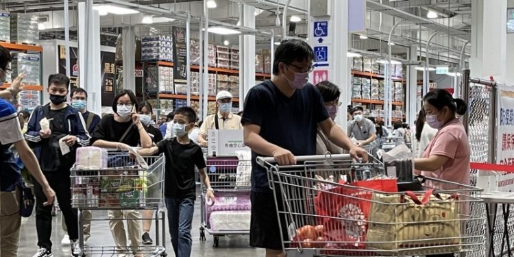 圖為好市多台北內湖門市採購民眾。（中央社檔案照片）