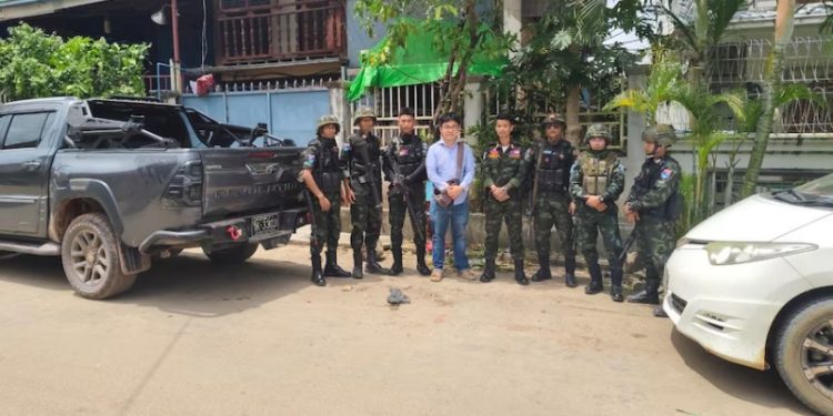 陳法逍與民主克倫佛教軍的士兵在一起。