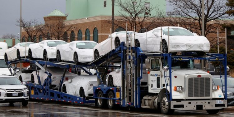 裝載很多汽車的大貨車。（REUTERS）