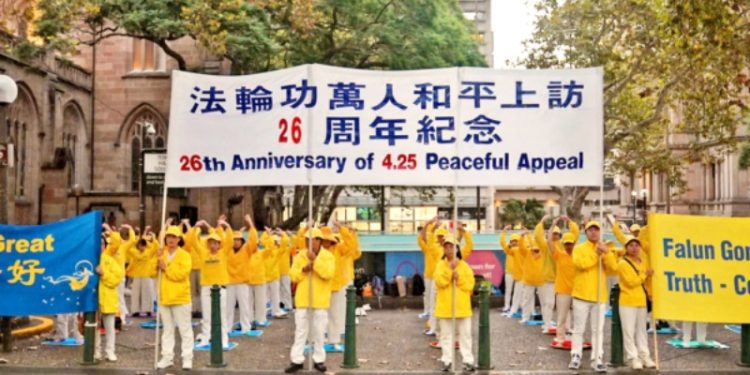 2025年4月24日，悉尼法輪功學員在市政廳廣場前舉行4·25和平上訪26周年紀念活動。（王楠／大紀元）