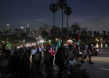 從抗議到暴亂：奧克蘭火光沖天   紐森怪川普“搞亂”加州