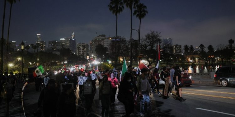 加州反對移民相關執法的民眾。（REUTERS）