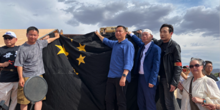 2025年6月1日，南加州自由雕塑公園舉辦六四紀念活動。六四學運領袖王丹、中國民主黨全委會執行長陳闖創、新雕塑捐助者馮艷飛、台灣國立政治大學國家發展研究所李酉潭教授、台灣網紅八炯等共同為陳維明創作的新雕塑《歷史的垃圾》揭幕。（馬尚恩／大紀元）