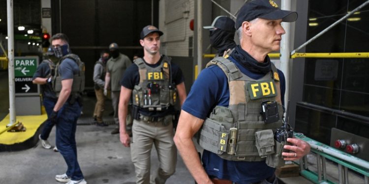 FBI特勤人員正在進行工作。（REUTERS）