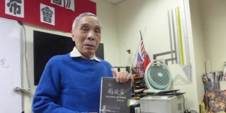 蔡可風於2015年12月出版《開，南風窗》，書中記錄1949年以來中共統治下的多波逃亡港澳潮。其中章節〈高薪聘請和尚〉，回憶他曾被居委會招募為「假和尚」的經歷。（蔡溶／大紀元）
