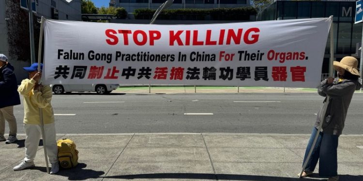 世界器官移植大會外，灣區法輪功學員揭露中共活摘器官罪行。