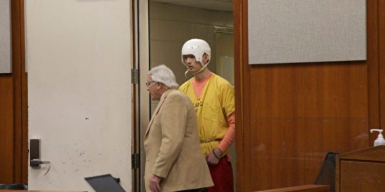2024年2月9日，谷歌華裔工程師殺妻案嫌犯陳立人（右一）和律師Wesley Schroeder（左一）首次出現在加州聖荷西法庭上。（薛明珠／大紀元）