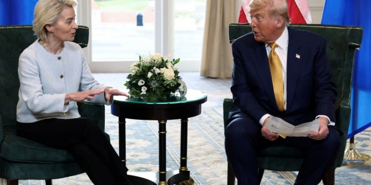歐盟主席馮德萊恩（左）與美國總統川普。（REUTERS）
