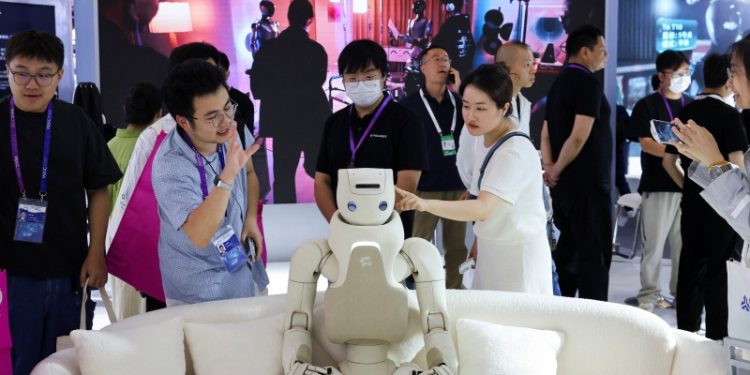 中共大力推動AI機器人的發展，引發擔憂。（REUTERS）