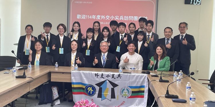 2025年台灣「外交小尖兵訪問團」訪問團合影。