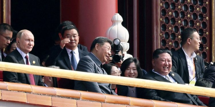 中共黨魁習近平於北京閱兵期間邀請俄羅斯總統普京與朝鮮領導人金正恩。（REUTERS）