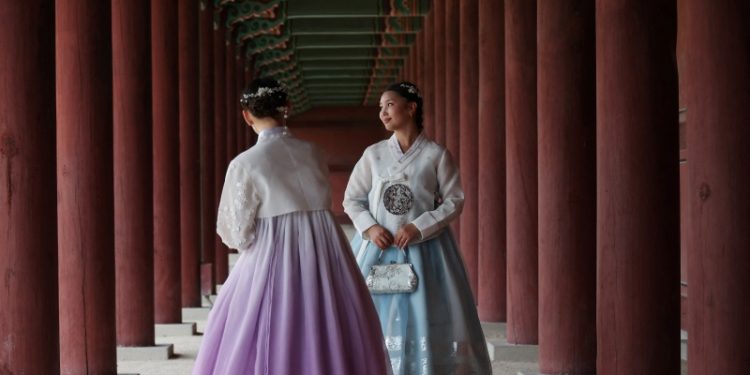穿著朝鮮傳統服飾的少女。（REUTERS）