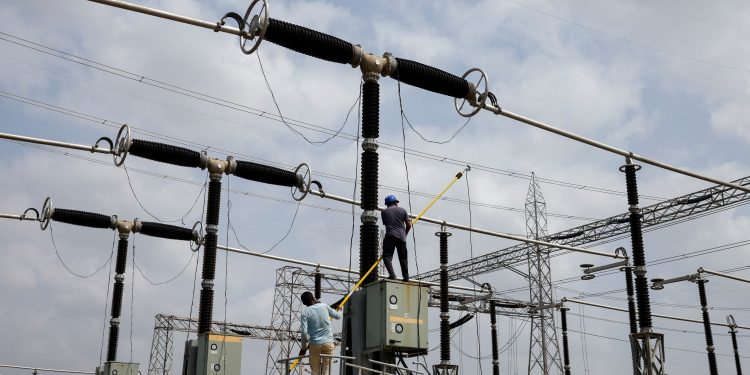 一些工人正在發電工廠中工作。（REUTERS）