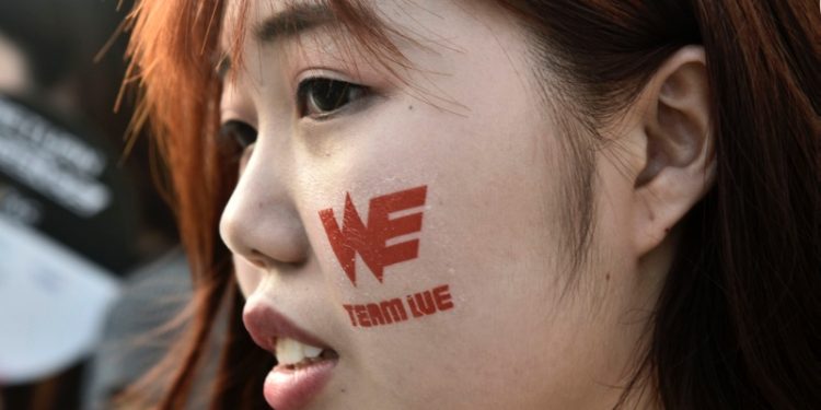 一位觀看體育賽事的中國年輕人。（REUTERS）