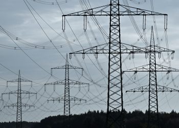 隨著 1,000 英哩的電力線通電並埋入地下 數千 PG&E 顧客不再受野火威脅