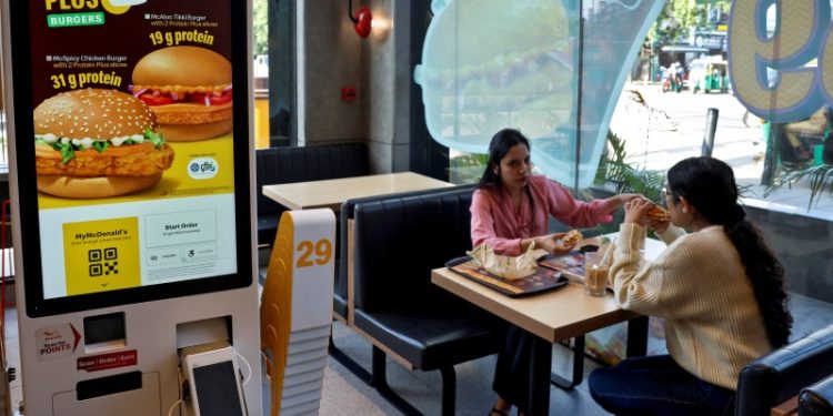 人們正在餐廳用餐。（REUTERS）
