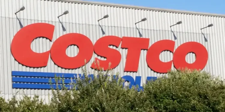 2025年8月14日，顧客們在加州海沃德市的一家Costco（好市多）批發店購物。（周容／大紀元）