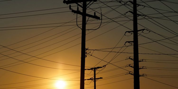 2025年8月7日，美國加州科默斯，炎熱夏日清晨，電線桿和線路清晰可見。 （路透社/麥克布萊克/資料照片）