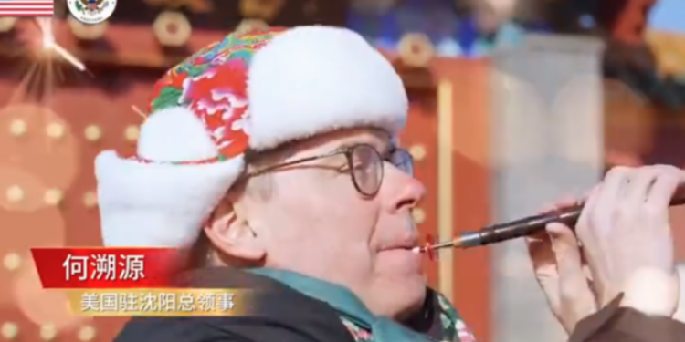 美國總領事何溯源帶著一群外交官熱情演唱《大東北我的家鄉》，全網讚爆。（視頻截圖）