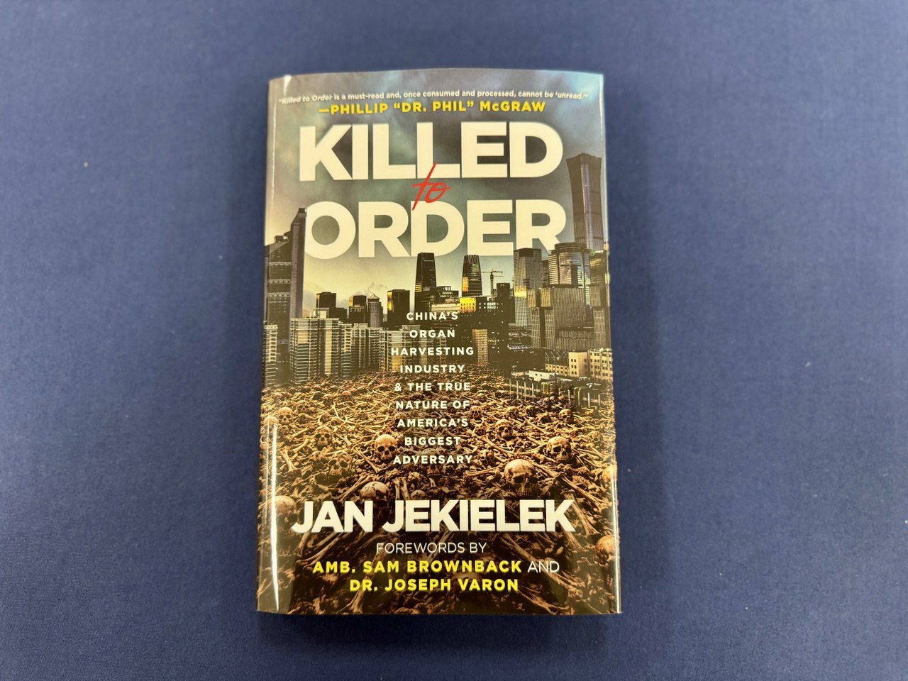 英文《大紀元時報》資深編輯楊傑凱（Jan Jekielek）的新書《按需殺戮》（Killed to Order）（子涵/希望之聲）