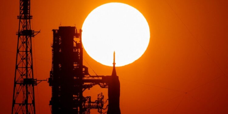 NASA 燒了近1000億美元研發的阿特米斯-2，耗資40億美元發射一次的探月火箭為什麼僅繞月球一圈就返回地球？