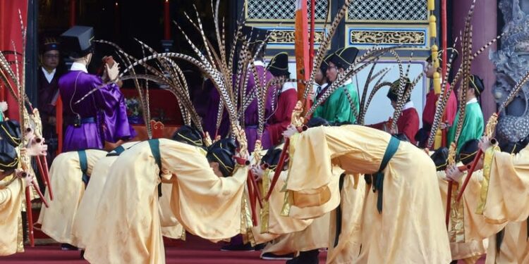 北市祭孔大典循古禮登場（3） 台北孔廟28日舉行114年台北市紀念大成至聖先師孔 子誕辰2575週年釋奠典禮，大龍國小佾生在大成殿前 展現優雅整齊的佾舞隊形，獻上崇高敬意。 中央社記者張皓安攝 114年9月28日