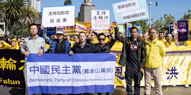 民運人士來到慶祝現場聲援法輪功。
