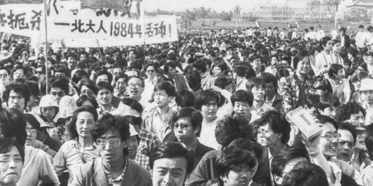 一九八九年春夏之交的北京，北京大學的學生在天安門廣場。（大紀元）