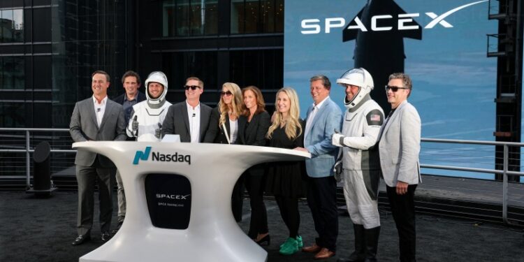 2026年6月12日，SpaceX總裁兼營運長格溫·肖特韋爾、財務長兼策略性收購當日，在紐約納斯達克市場中心收盤後於陽台上合影。（路透社/布倫丹麥克德米德）