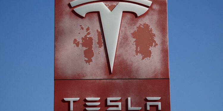 特斯拉汽車招牌。(REUTERS)
